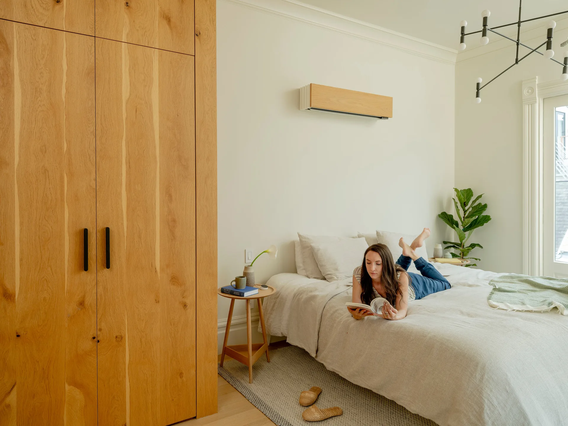 Quilt indoor unit providing individual bedroom comfort